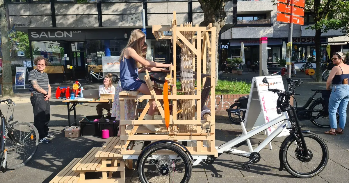 LOOMCYCLE weaving at the museum