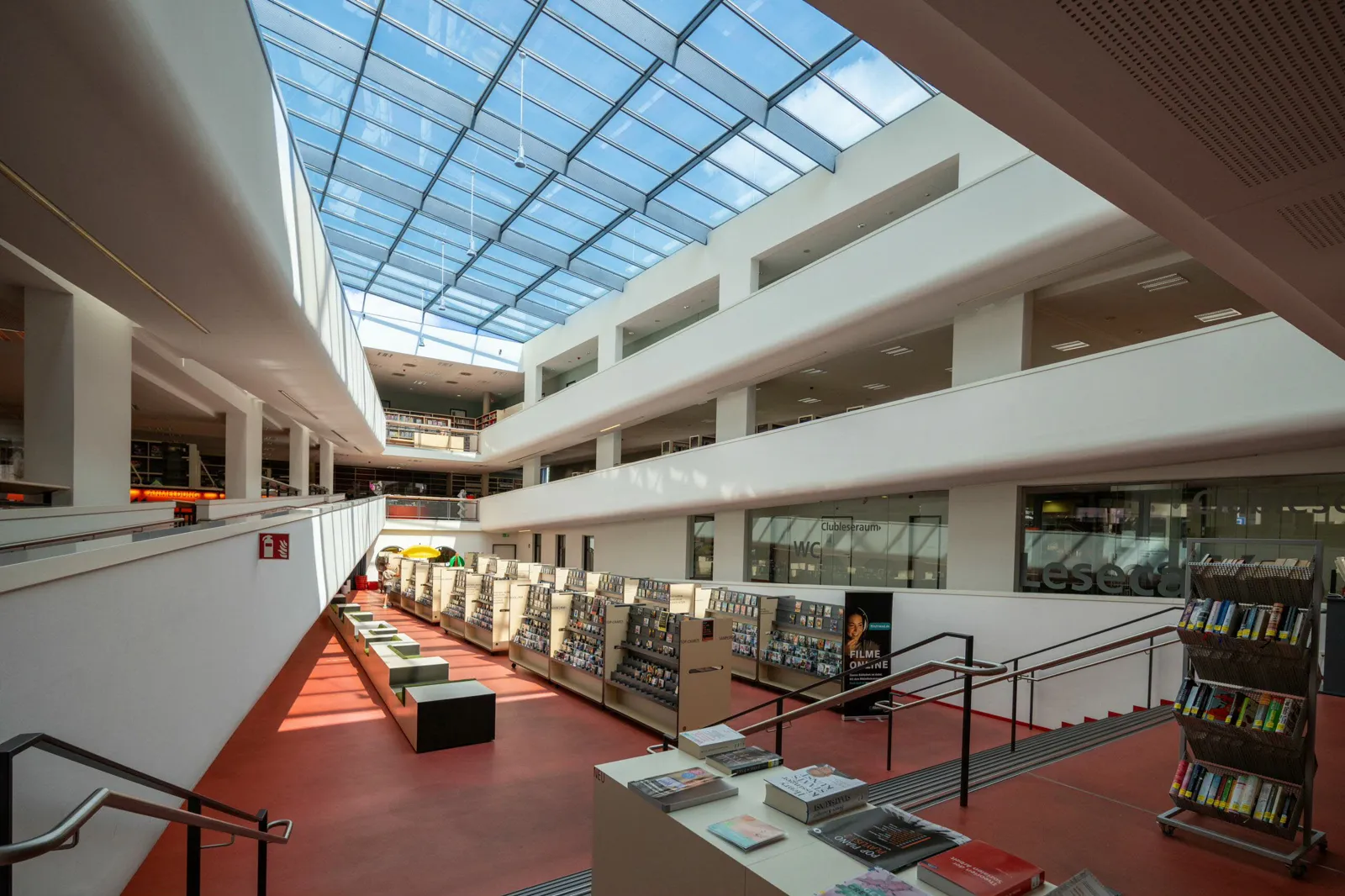 Borrow Krempel at the Mediothek service desk in Krefeld